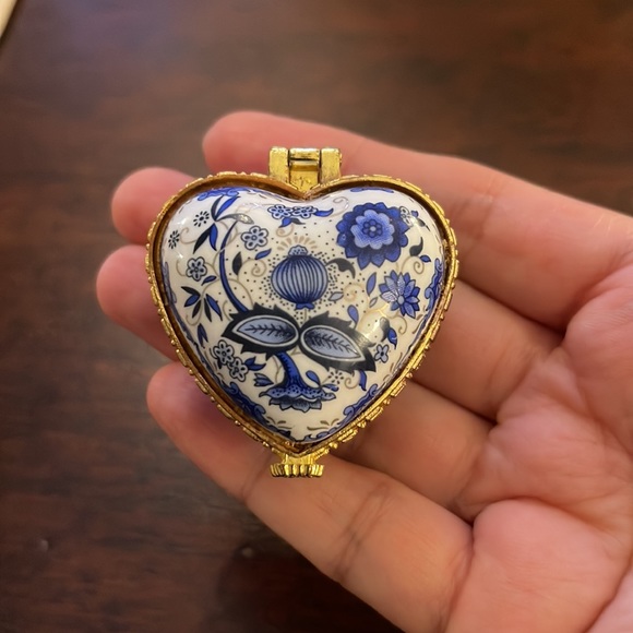 Porcelain gold tone metal jewelry pill box - Heart shaped - Picture 7 of 7